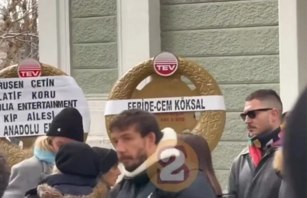 Uraz Kaygılaroğlu eski eşi Melis İşiten'i cenazede yalnız bırakmadı 