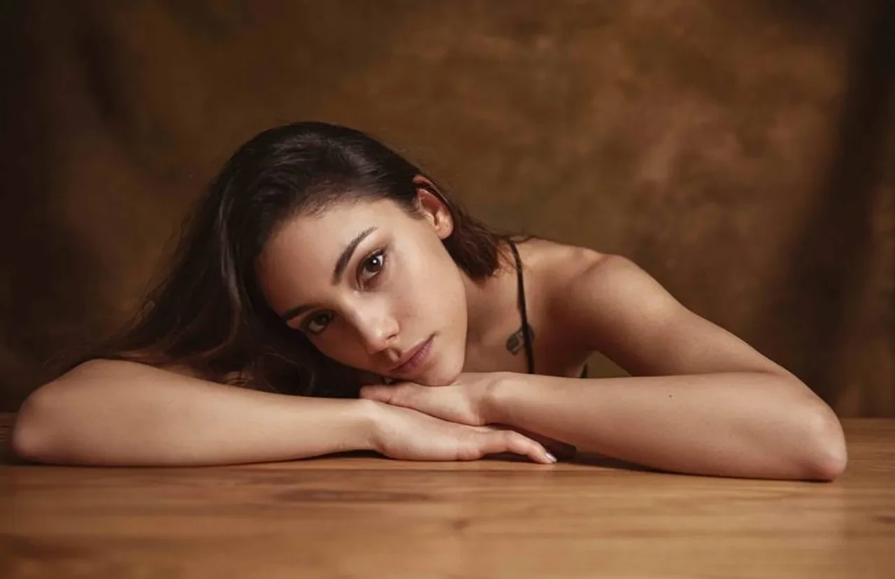 Uzak Şehir'in Zerrin'i Dilin Döğer sesiyle büyüledi 