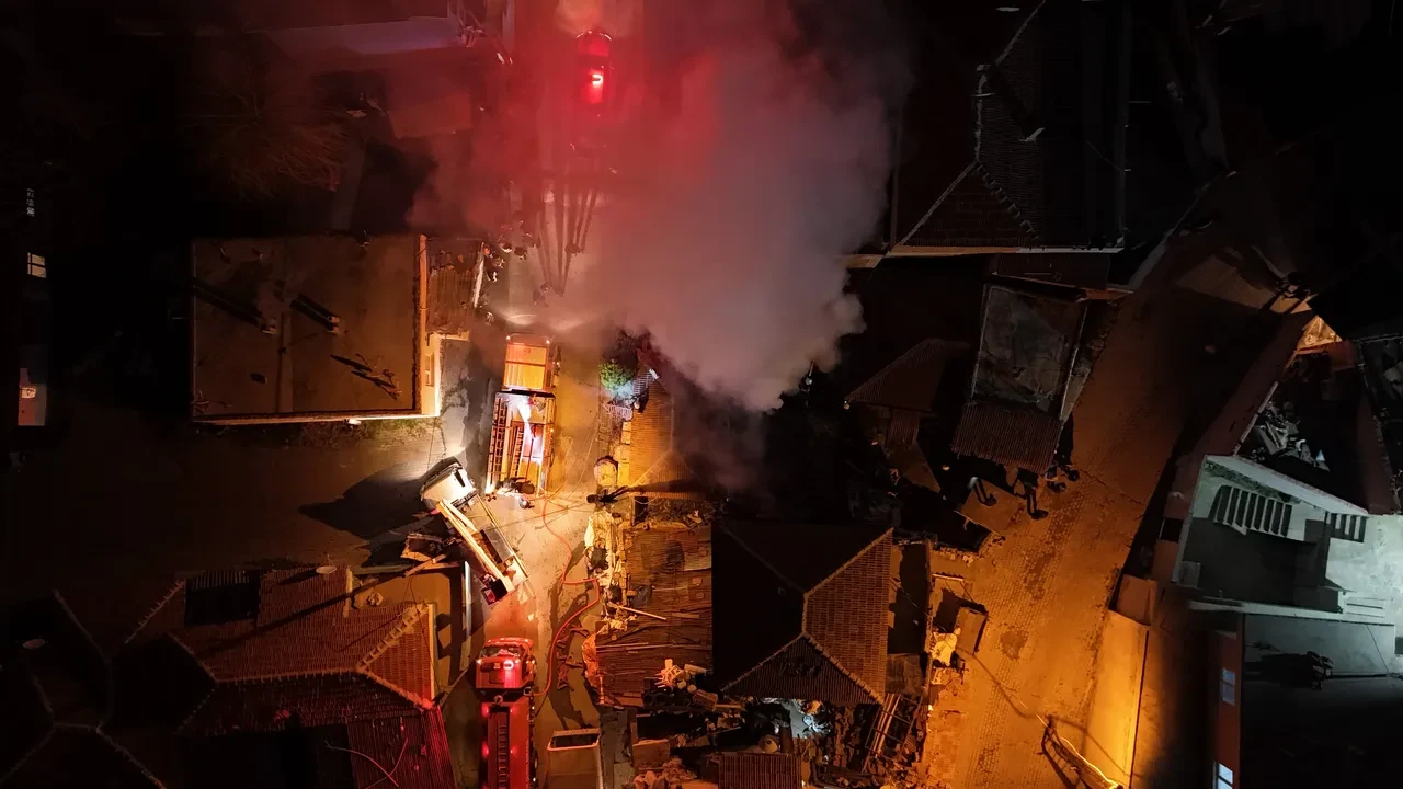 Yangına uykuda yakalandılar! Evi küle dönen annenin gözyaşları yürekleri dağladı