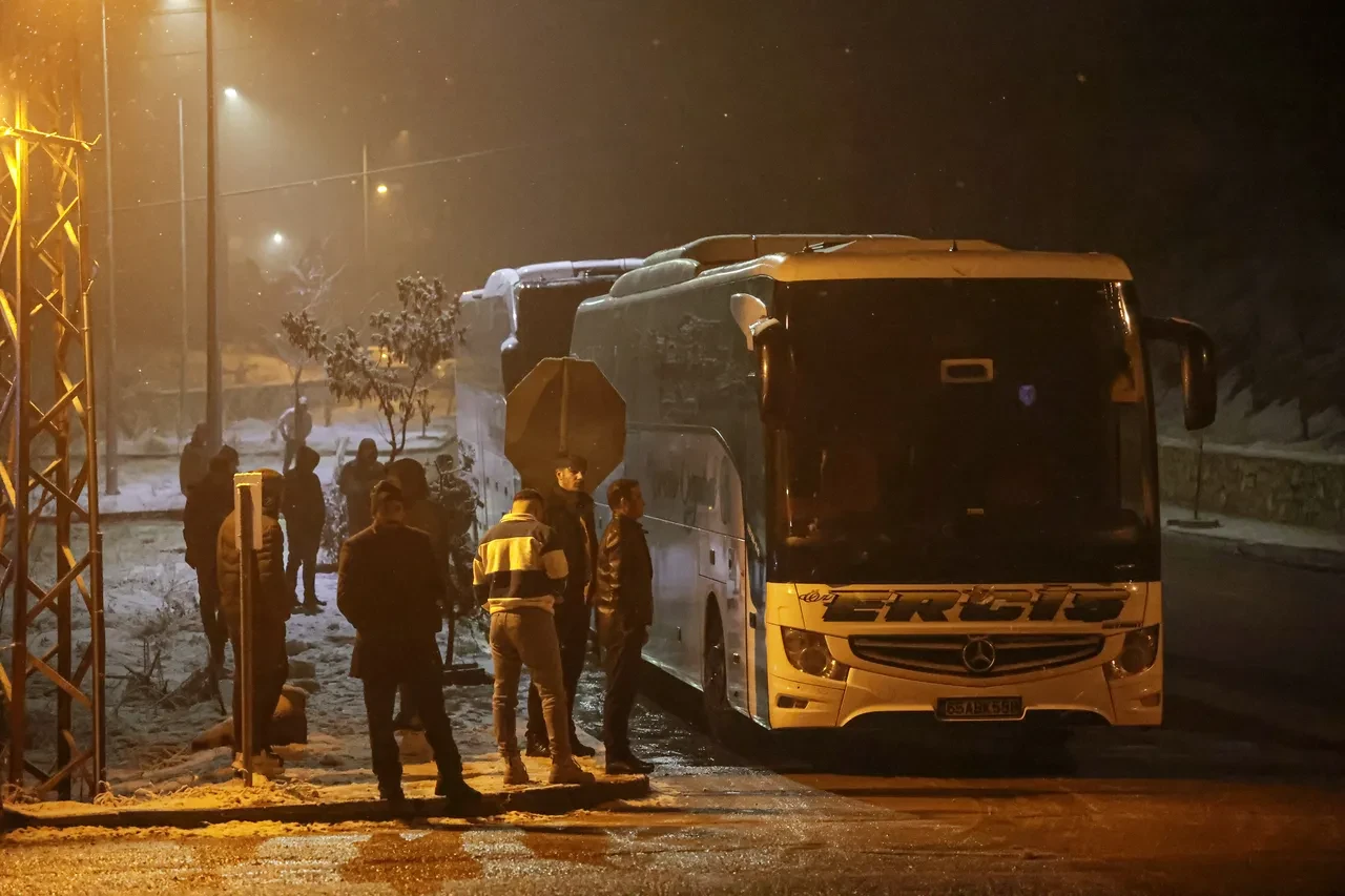 Yoğun kar yağışından iki şehri buluşturan yol trafiğe kapatıldı
