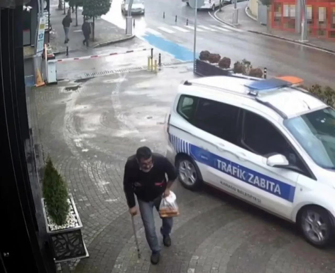 Zabıtayı görünce maraton koşucusuna dönmüştü! Üzerinden çıkan para şaşırttı