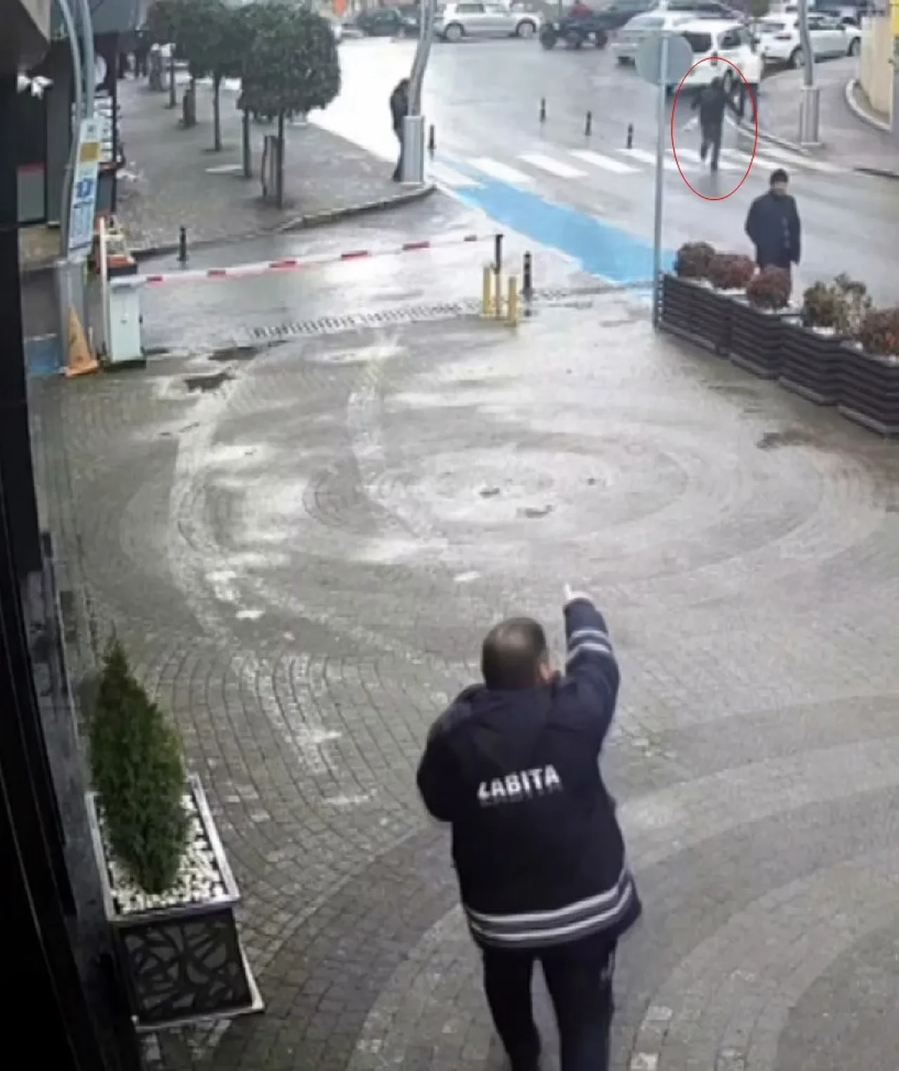 Zabıtayı görünce maraton koşucusuna dönmüştü! Üzerinden çıkan para şaşırttı