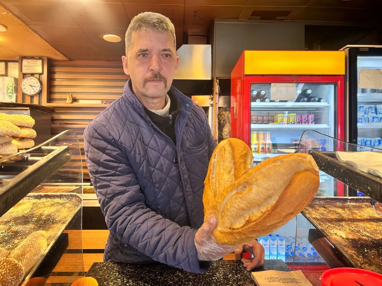 Herkes ekmek alabilsin diye kampanya başlattı: Dar gelirlinin dostu esnaf, 12.5 TL'lik ekmeği 7.5 TL'ye satıyor