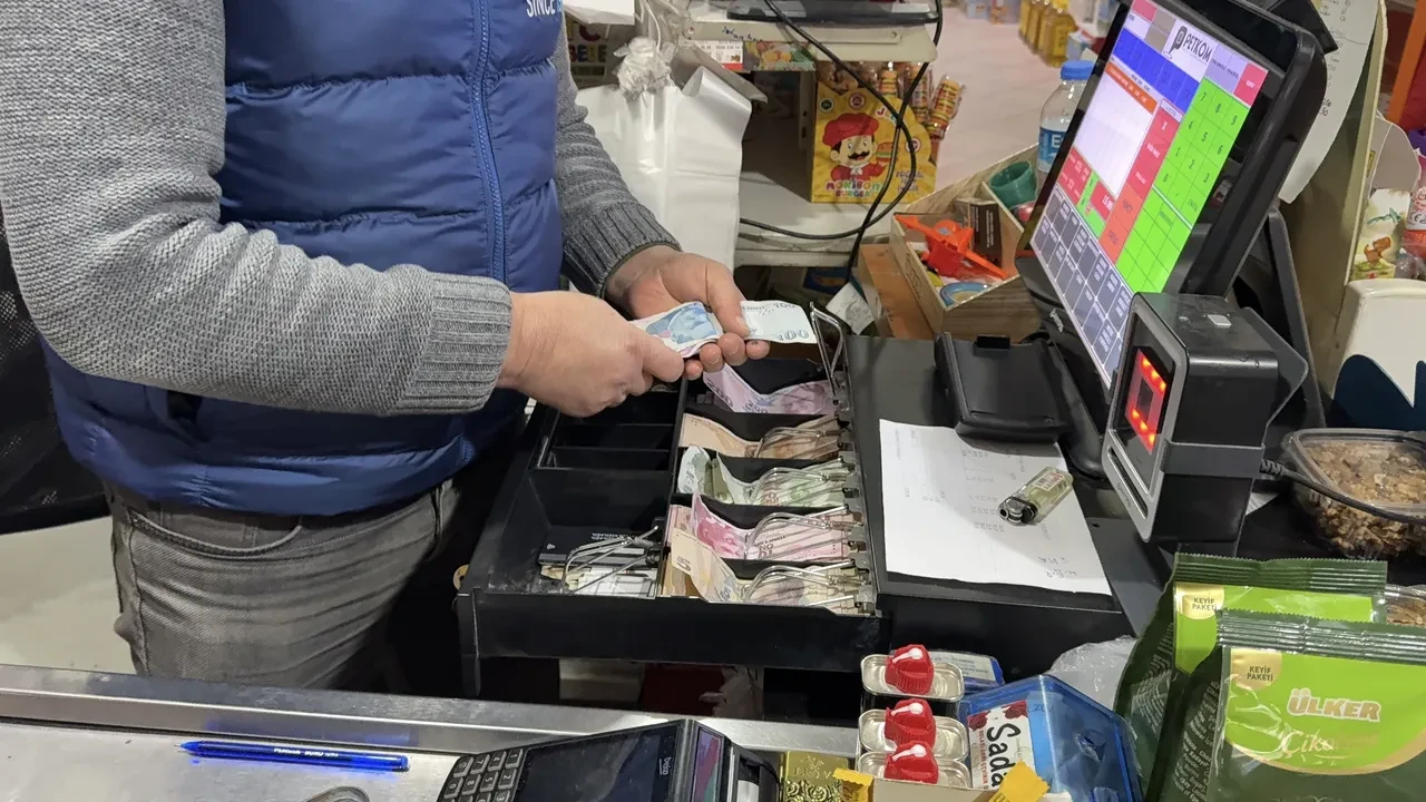 Sahte dolarla alışveriş kamerada! Bir de para üstü aldı
