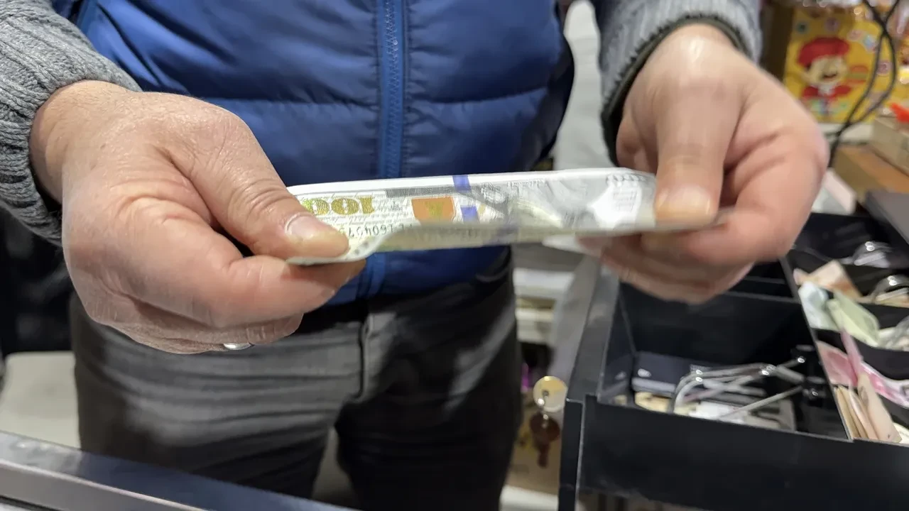 Sahte dolarla alışveriş kamerada! Bir de para üstü aldı