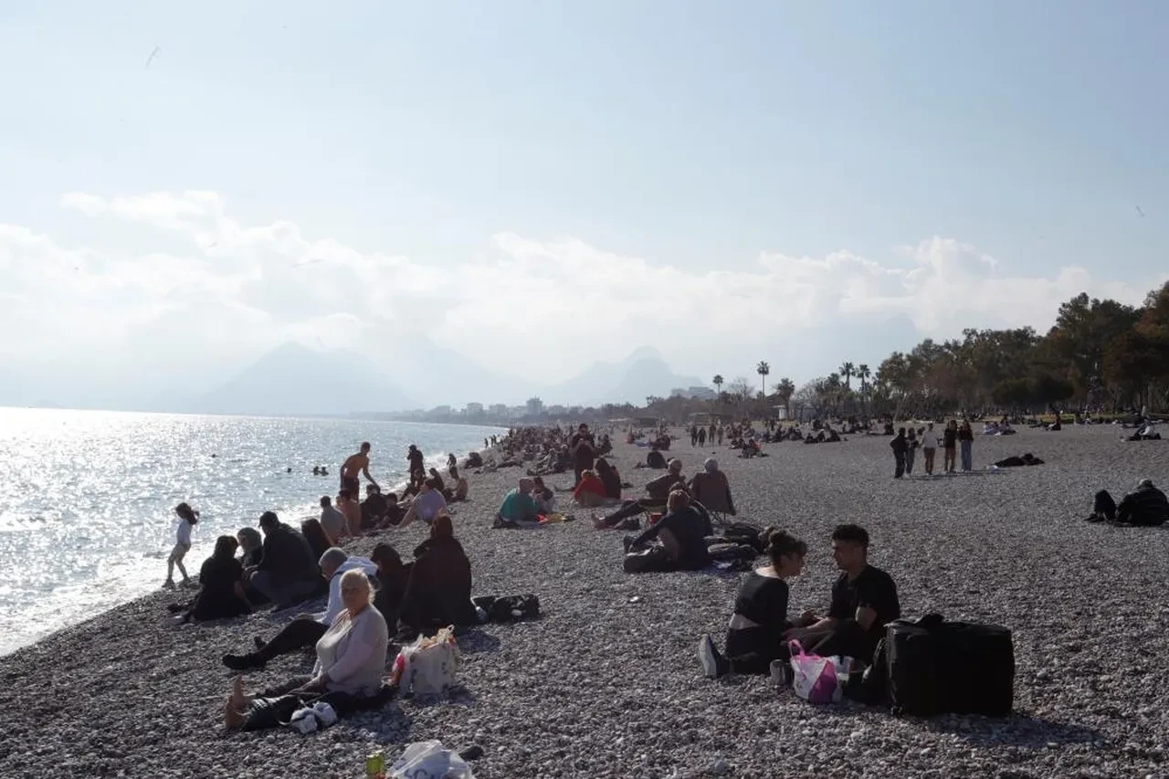 Antalya’da ağaçlar çiçek açtı, vatandaşlar sahile akın etti!
