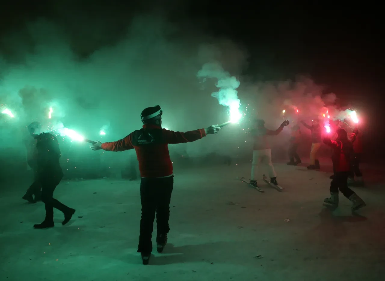 Bitlis’te dondurucu soğukta meşaleli kayak festivali coşkusu: Halay çekerek kutladılar!