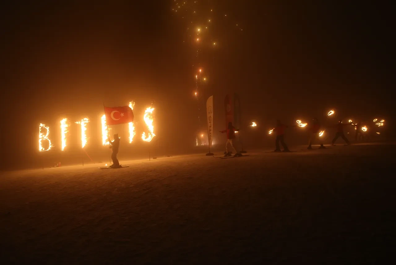 Bitlis’te dondurucu soğukta meşaleli kayak festivali coşkusu: Halay çekerek kutladılar!