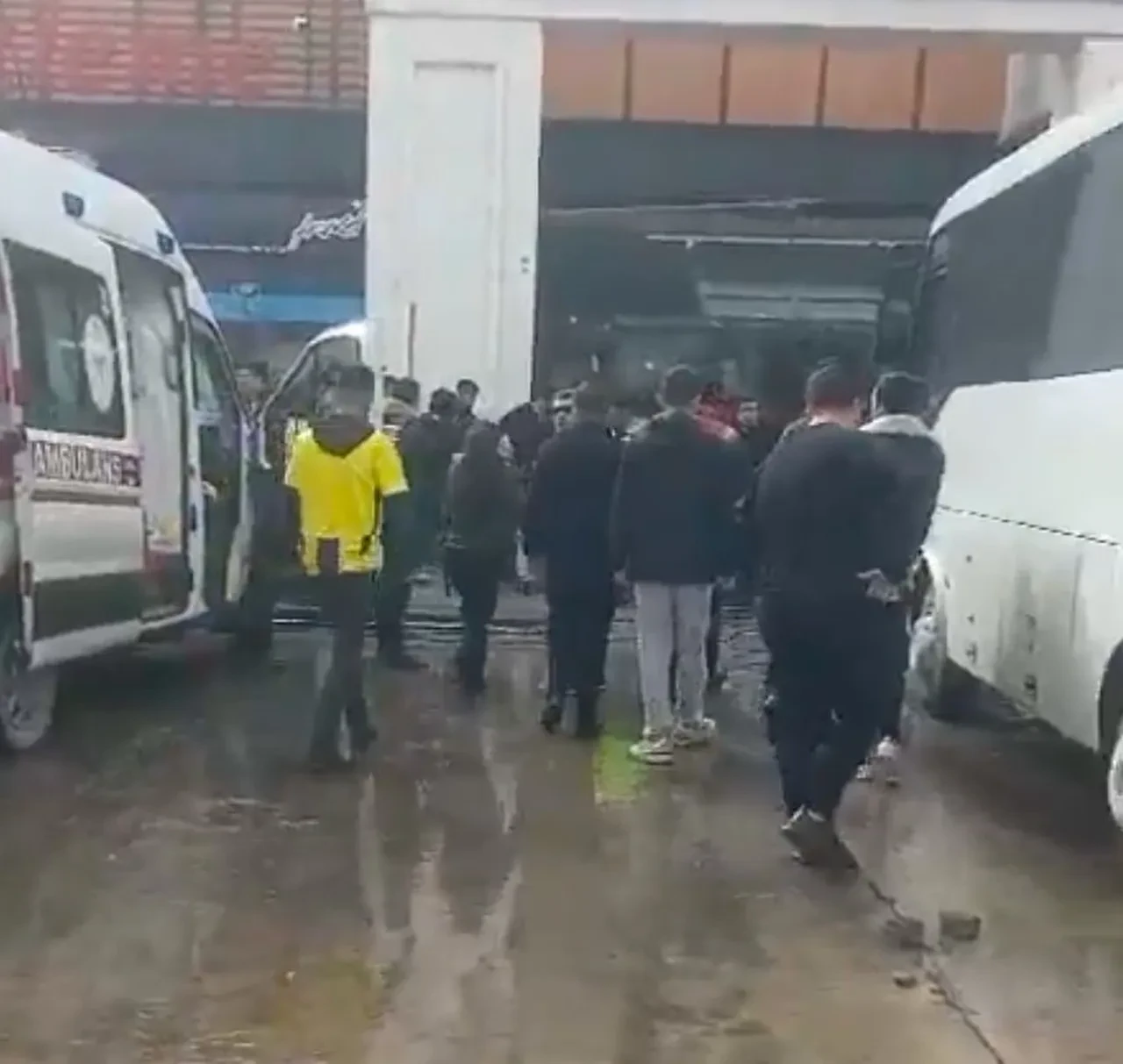 Fenerbahçe ve Amed taraftarları Bolu'da birbirine girdi: Ortalık savaş alanına döndü!