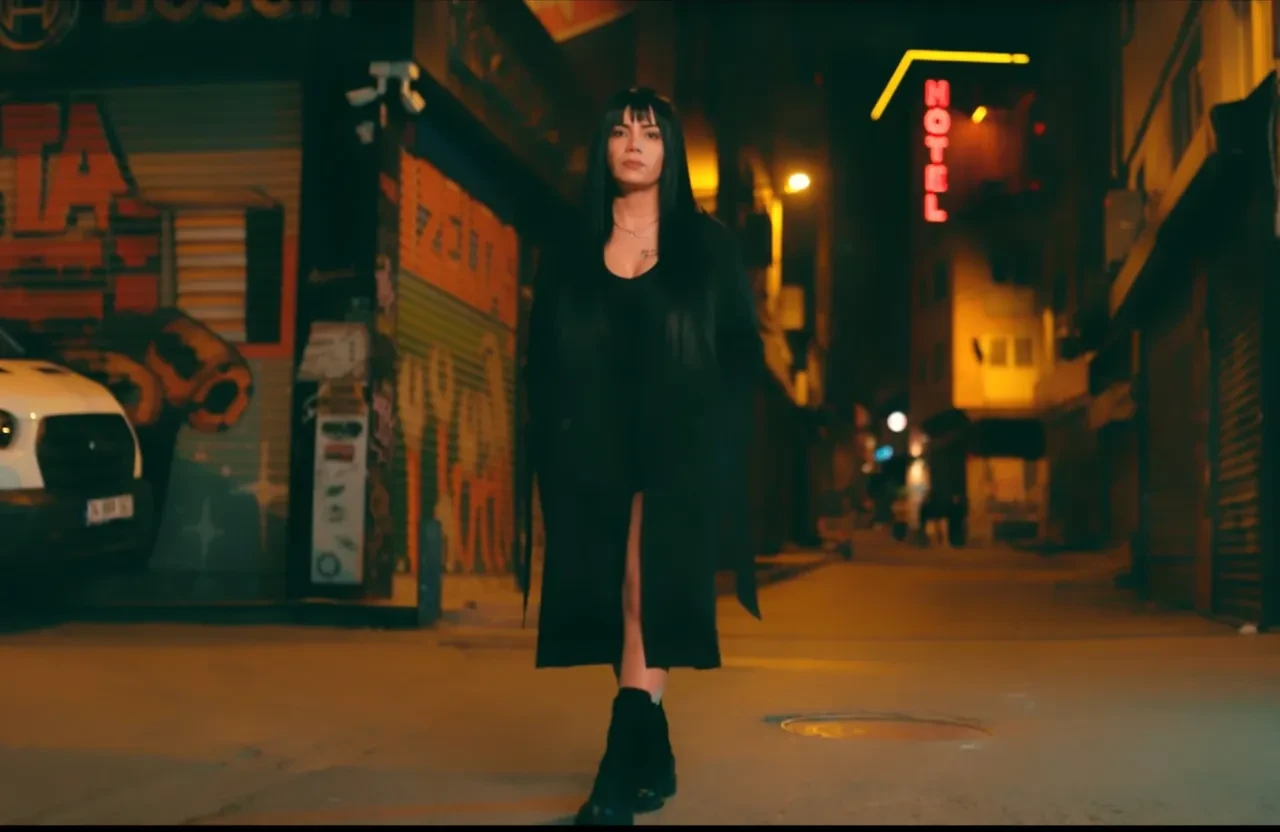 Genç şarkıcı canlı yayında intihar etmeye kalktı! Sosyal medya seferber oldu, polis eve girdi 