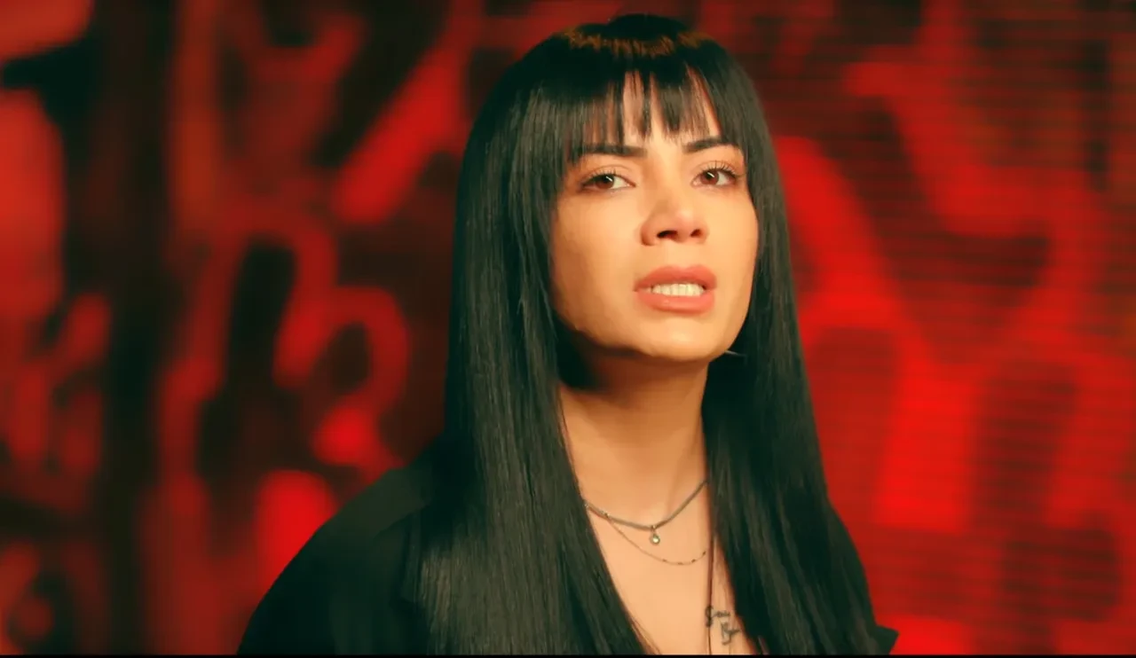 Genç şarkıcı canlı yayında intihar etmeye kalktı! Sosyal medya seferber oldu, polis eve girdi 