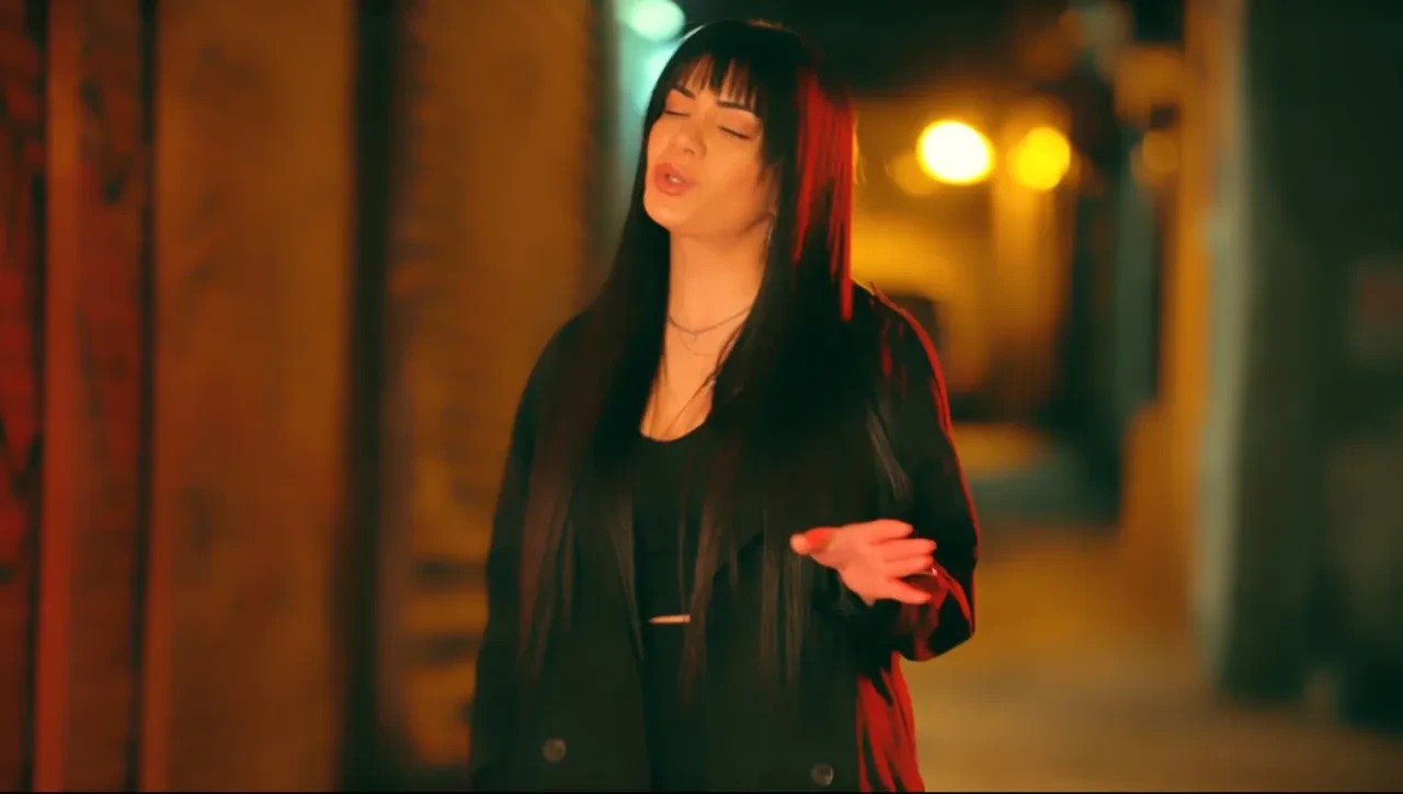 Genç şarkıcı canlı yayında intihar etmeye kalktı! Sosyal medya seferber oldu, polis eve girdi 