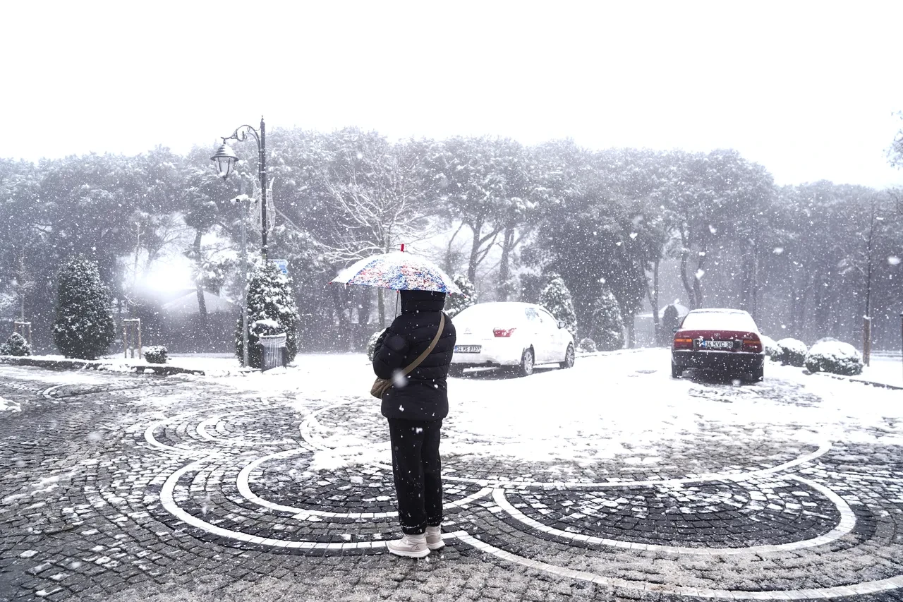 İstanbul için peş peşe kar yağışı uyarıları! Meteoroloji, AKOM, İstanbul Valiliği: Lapa lapa yağacak