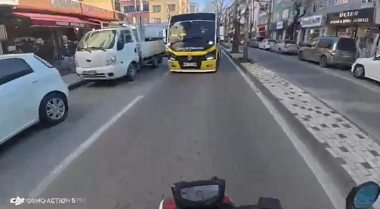 Kazadan kaçarken kaza yaptı! Ters yöne girip otobüse çarptı