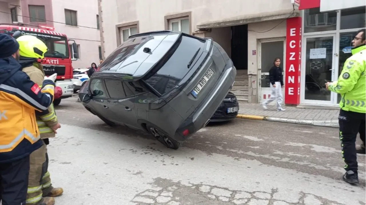 Akılalmaz kaza, görenler şoke oldu! Park halindeki başka bir otomobilin üzerine çıktı