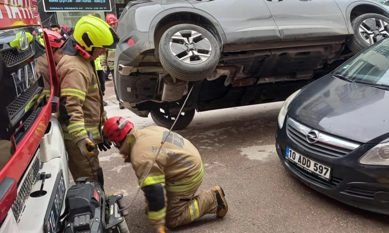 Akılalmaz kaza, görenler şoke oldu! Park halindeki başka bir otomobilin üzerine çıktı