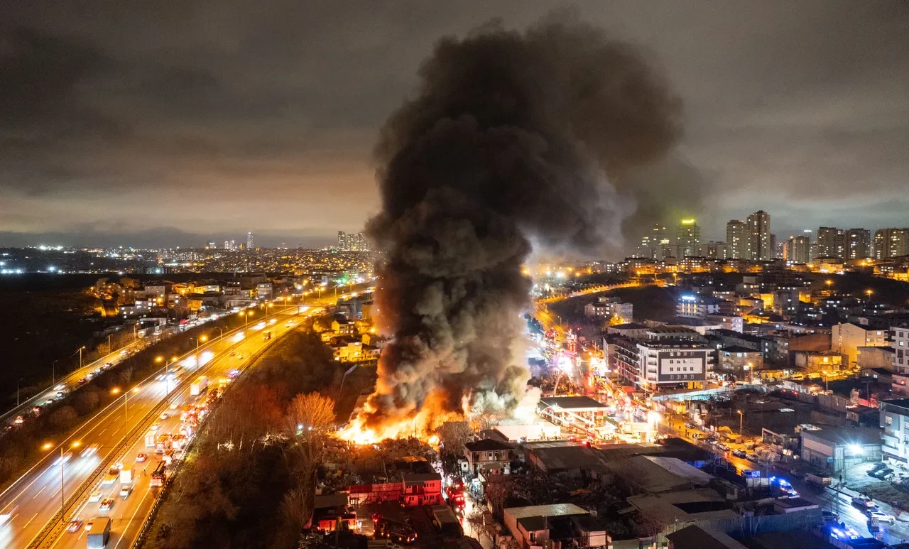 Avcılar'da geri dönüşüm tesisinde yangın! İstanbul'un her yerinden itfaiye sevk edildi