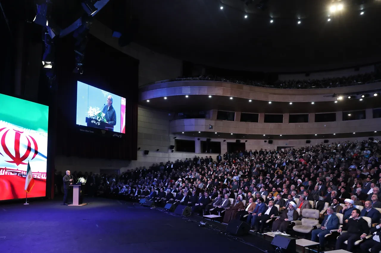 İran Cumhurbaşkanı Pezeşkiyan Türkçe şiir okurken uyarı aldı! Cevabıyla alkış koptu