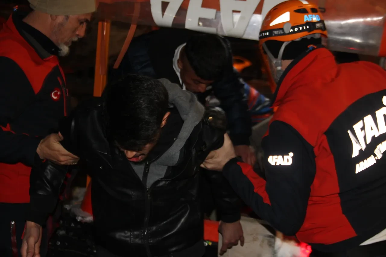 Kayseri'de 4 genç dağda mahsur kaldı! Donmak üzereyken kurtarıldılar