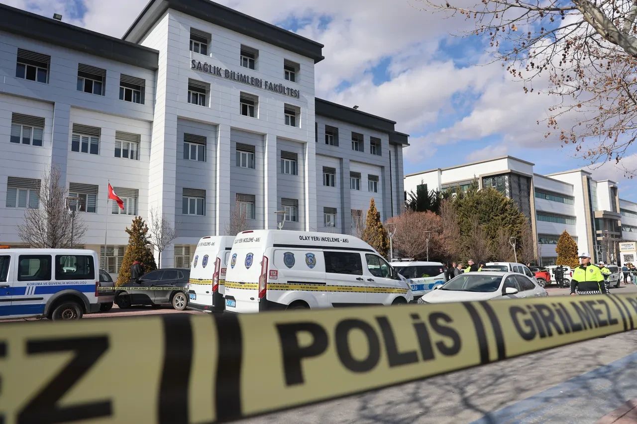 Konya Selçuk Üniversitesi'nde ne oldu? Dekan yardımcısının vurulduğu anlar