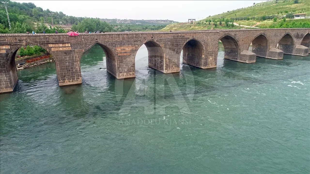 Nehre atıldığı iddia edilmişti! Mezarlıkta ölü bulundu