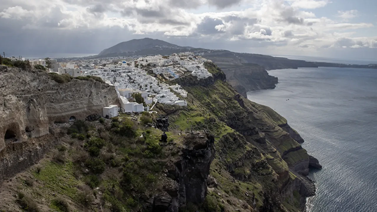 Santorini yanardağında patlamasında son durum! Volkanik hareketlilik eğitime engel oldu 