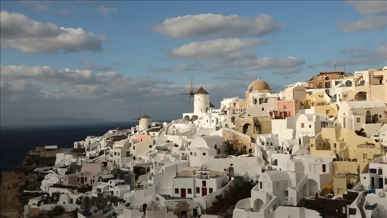 Santorini yanardağında patlamasında son durum! Volkanik hareketlilik eğitime engel oldu 