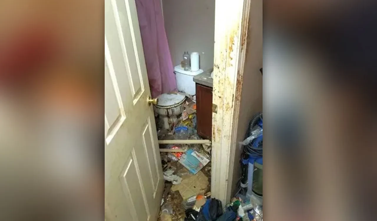 Terk edilen 3 çocuk korkunç halde bulundu: Metrelerce çöp yığınlarıyla dolu evden yıllarca hiç çıkmadılar