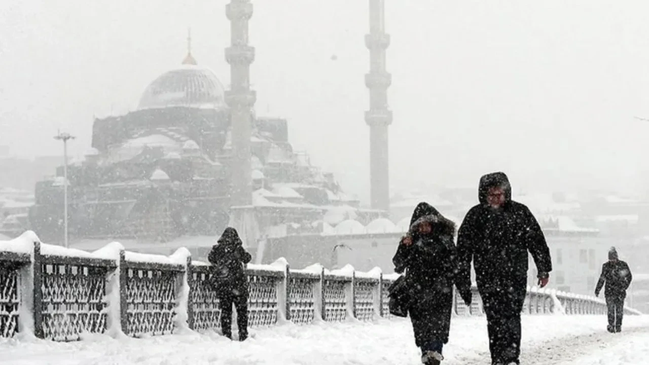 AKOM'dan İstanbul için kritik açıklama! Gün vererek uyardı: Çok kuvvetli kar yağışı geliyor