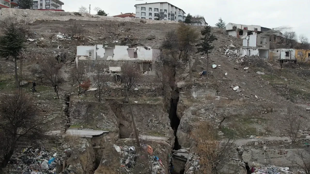 Ankara'da deprem sonrası dev yarıklar oluştu! Mahalleli diken üstünde: 'Sesini bile duyabiliyoruz'
