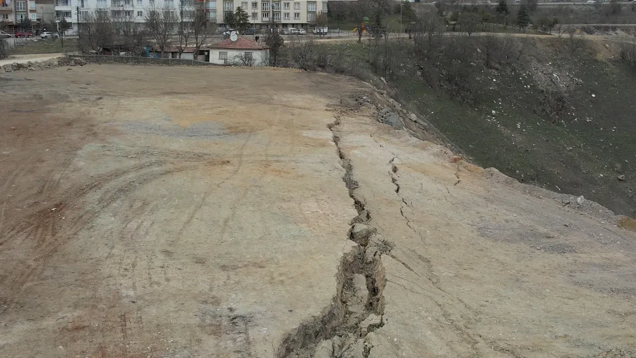 Ankara'da deprem sonrası dev yarıklar oluştu! Mahalleli diken üstünde: 'Sesini bile duyabiliyoruz'