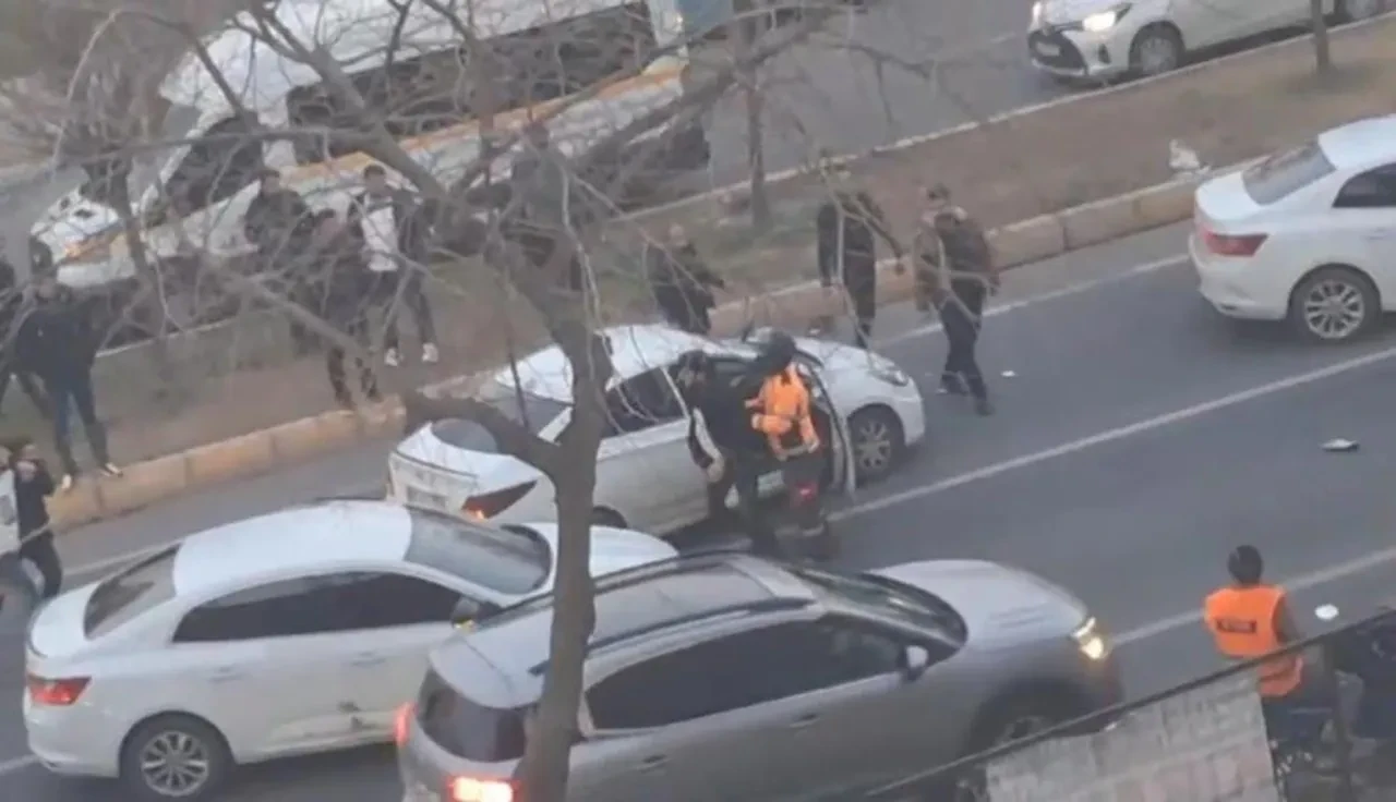 Aracın önünü kesip, öldüresiye darp ettiler! O anlar kamerada