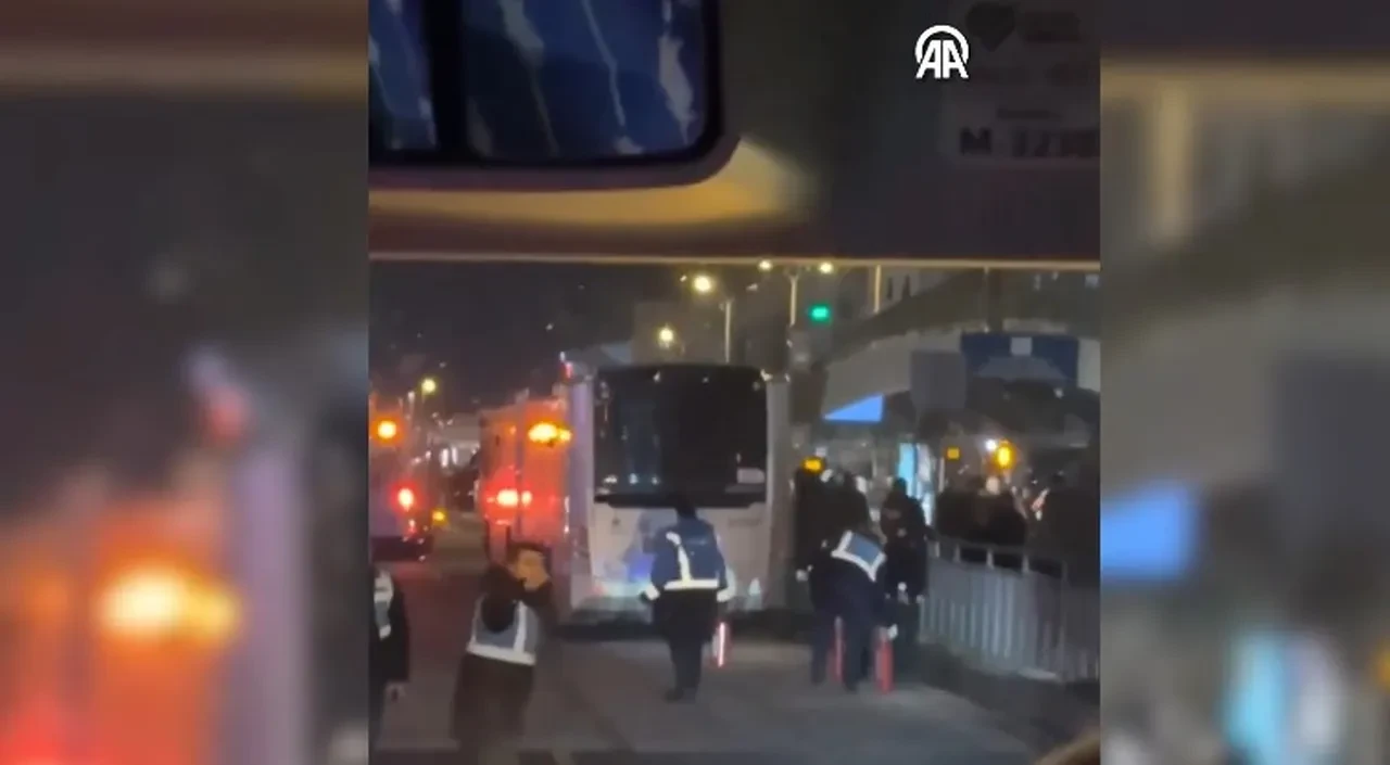 Avcılar'da metrobüs yandı! Bir anda dumanlar yükseldi