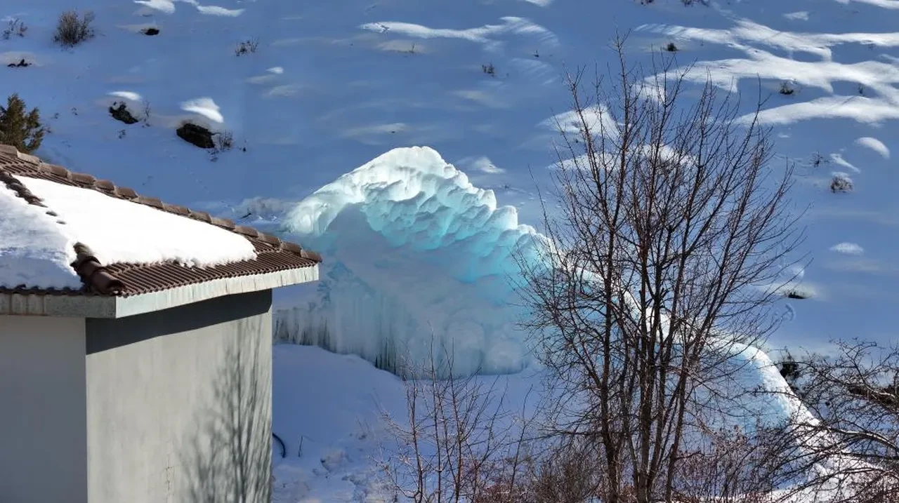 Boru çatladı, buzdan kale oluştu! Görenler hayranlıkla bakıyor