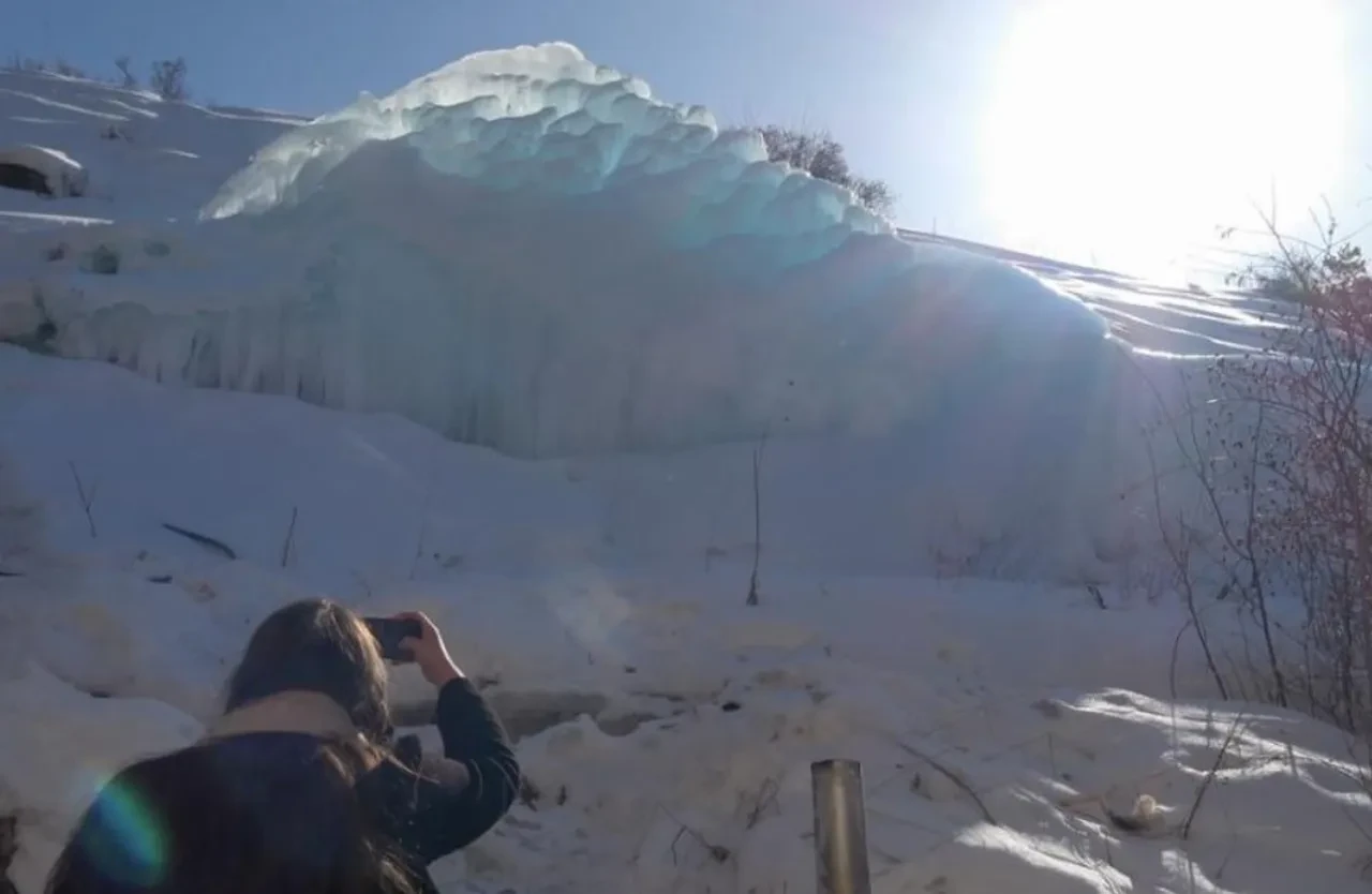 Boru çatladı, buzdan kale oluştu! Görenler hayranlıkla bakıyor