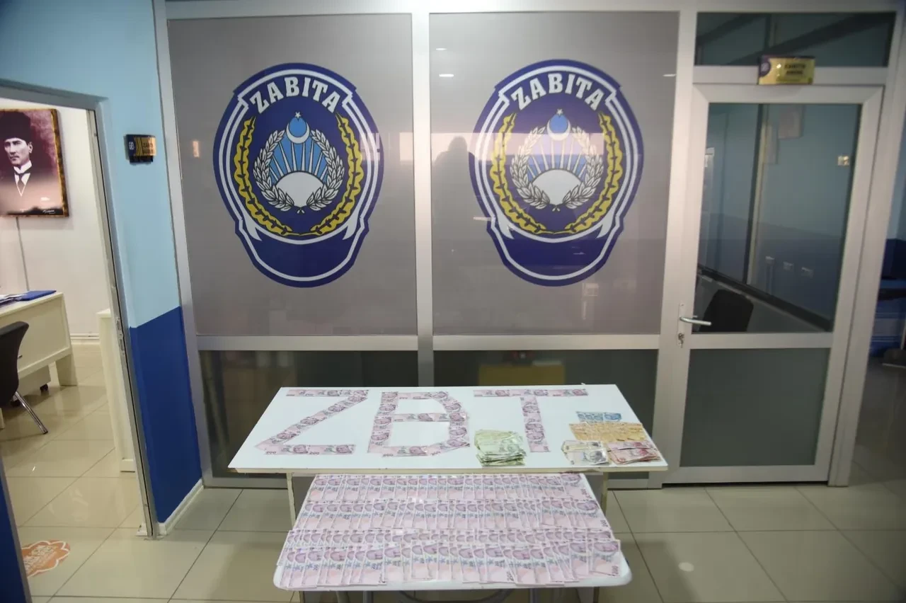 Dilencinin üzerinden çıkan para şoke etti! Ekipler say say bitiremedi