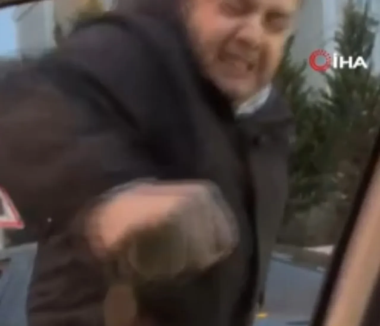 İstanbul'da trafik magandası dehşet saçtı! Kadın sürücüye böyle saldırdı