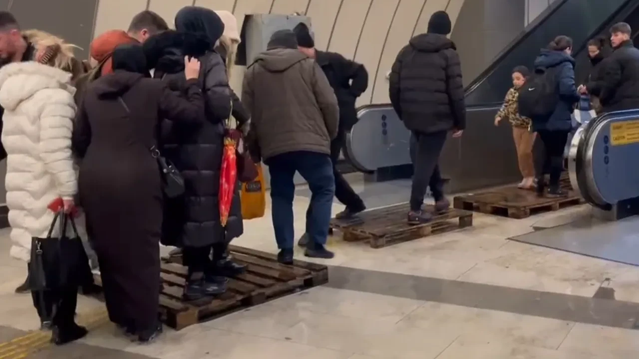 İstanbul'da yoğun yağıştan metrobüs durağını su bastı