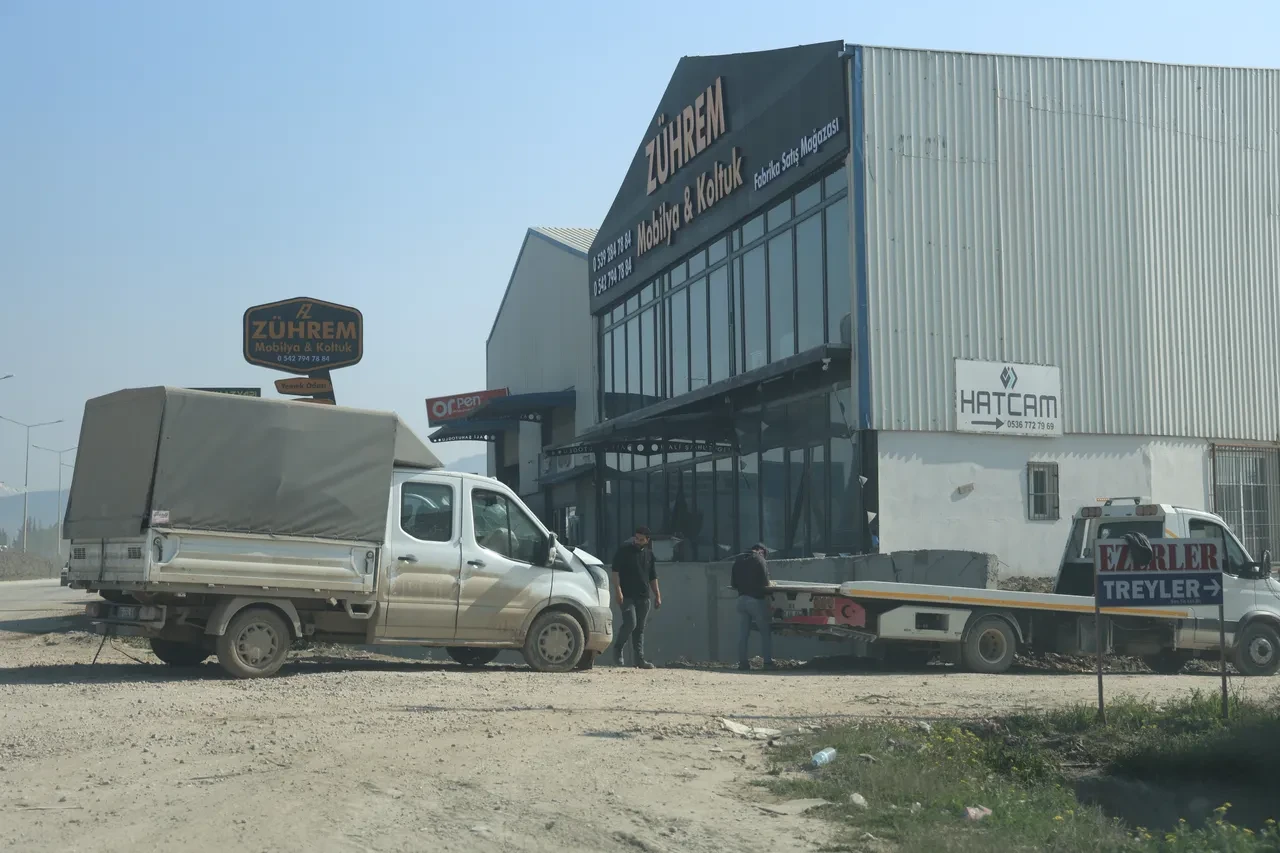 İstinat duvarına çarpan kamyonet dereye düştü! İşte o anlar