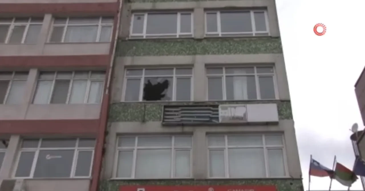 İzleyenlerin kanı dondu! Dövdükleri arkadaşlarını camdan attılar: O anlar kamerada