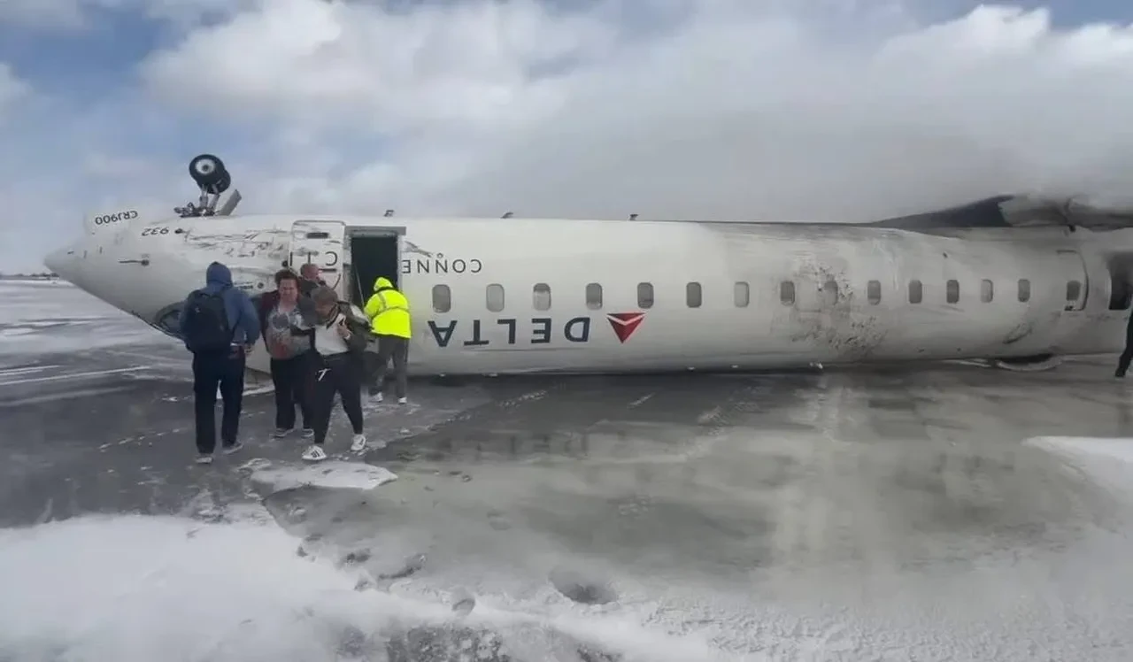 Toronto'da uçak kazası: İniş sırasında ters döndü! İlk görüntüler geldi
