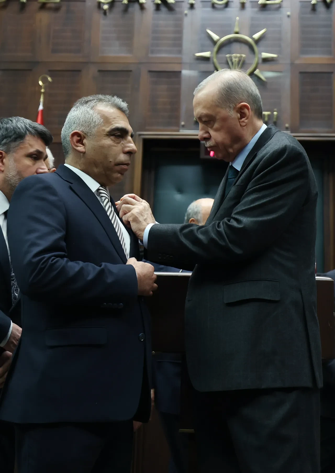 10 belediye başkanı AK Parti'ye geçti! Rozetlerini bizzat Erdoğan taktı