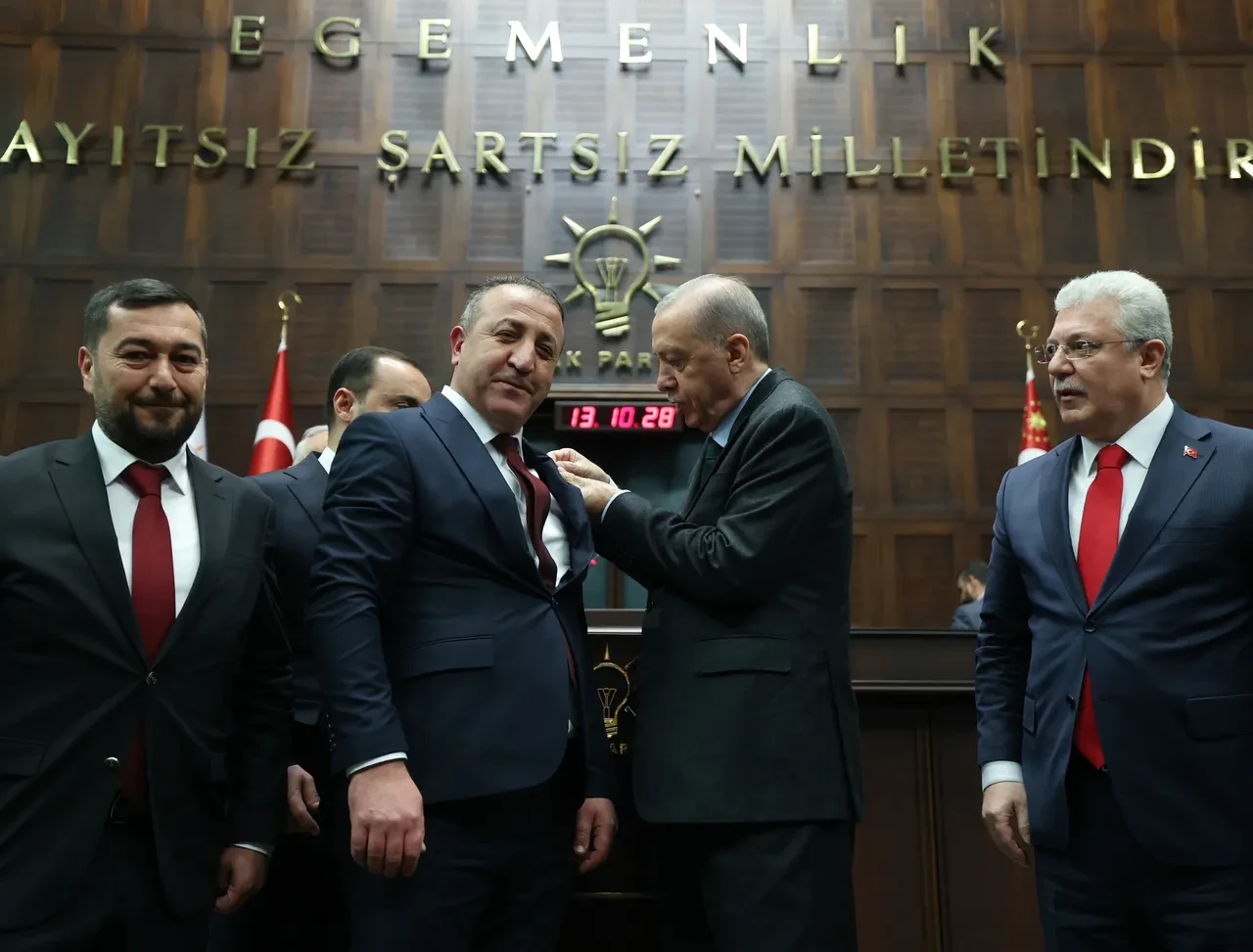 10 belediye başkanı AK Parti'ye geçti! Rozetlerini bizzat Erdoğan taktı