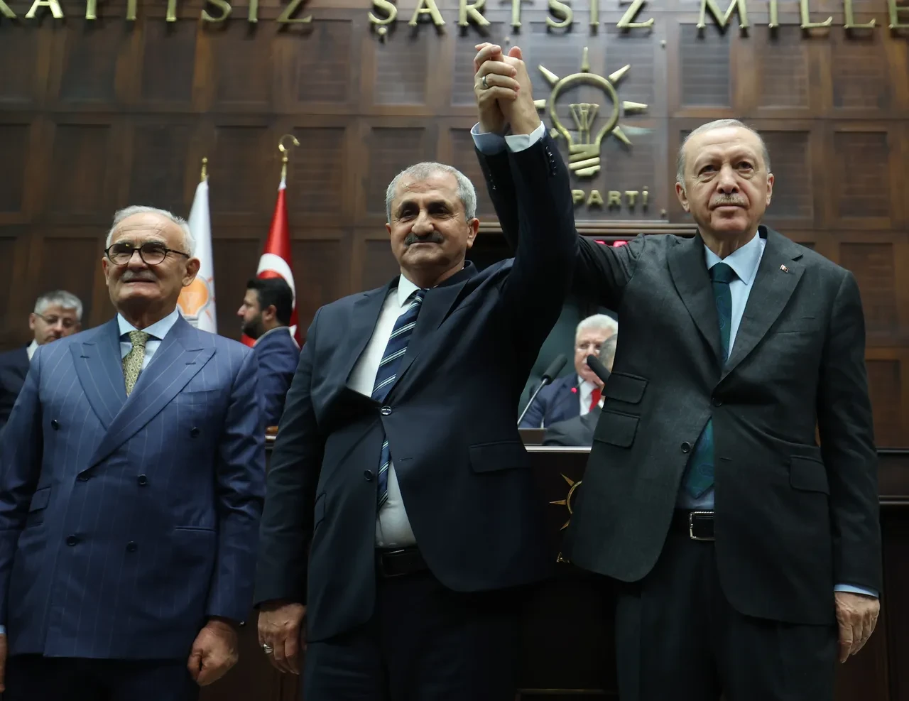 10 belediye başkanı AK Parti'ye geçti! Rozetlerini bizzat Erdoğan taktı