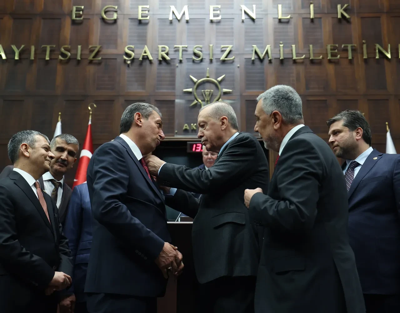 10 belediye başkanı AK Parti'ye geçti! Rozetlerini bizzat Erdoğan taktı