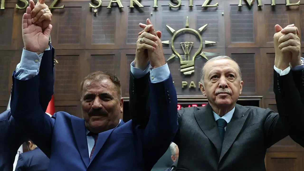 10 belediye başkanı AK Parti'ye geçti! Rozetlerini bizzat Erdoğan taktı
