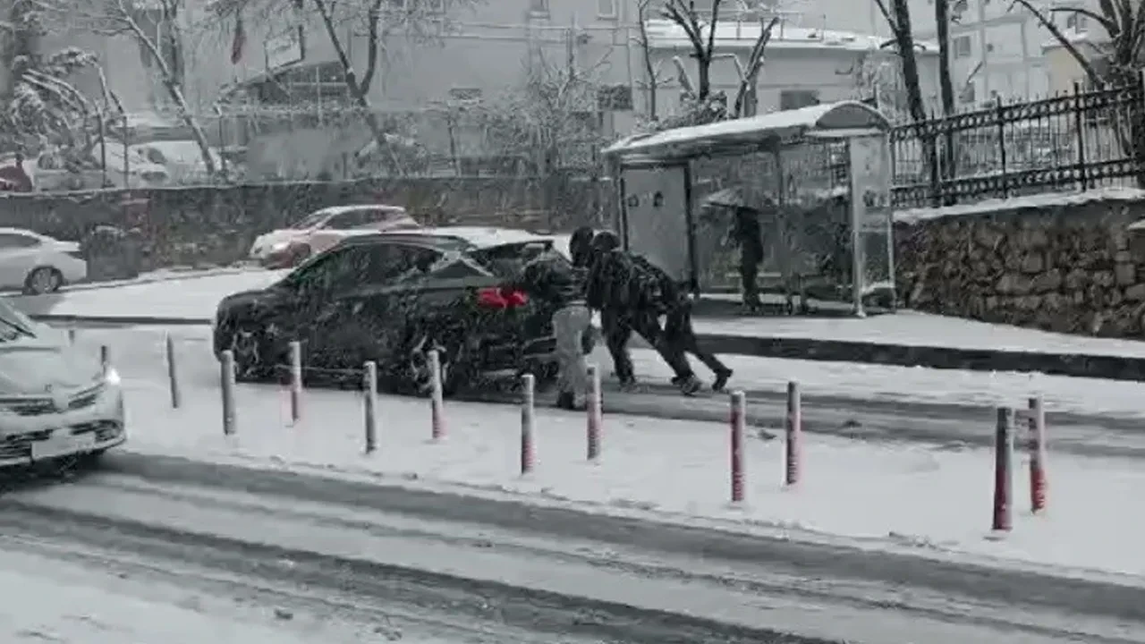 Arnavutköy’de kar esareti! Araçlar kara gömüldü, vatandaşlar seferber oldu