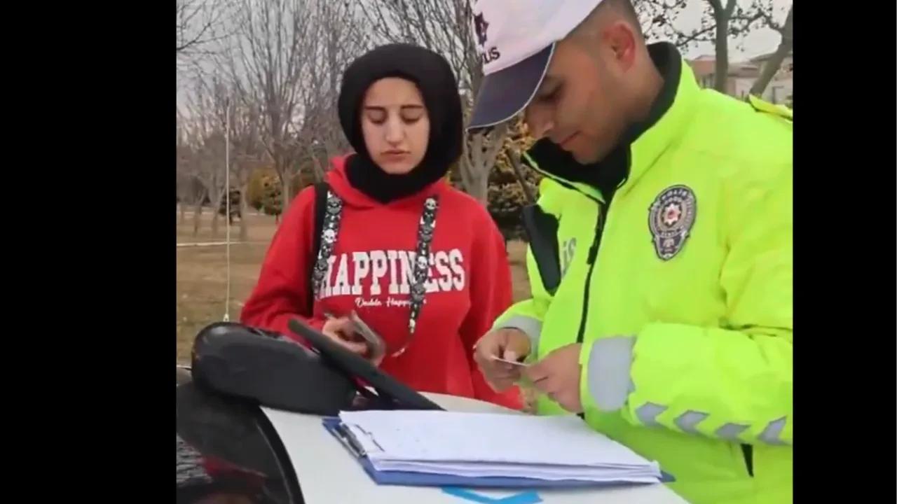 Bu sefer cezalar yayalara kesildi! Polis ve genç kız arasında ilginç diyalog