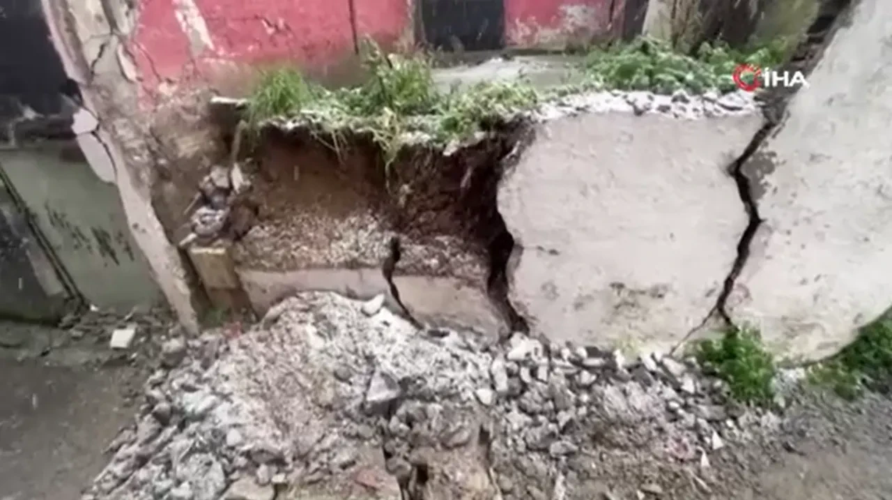 Eyüpsultan'da heyelan paniği! 6 ev tahliye edildi