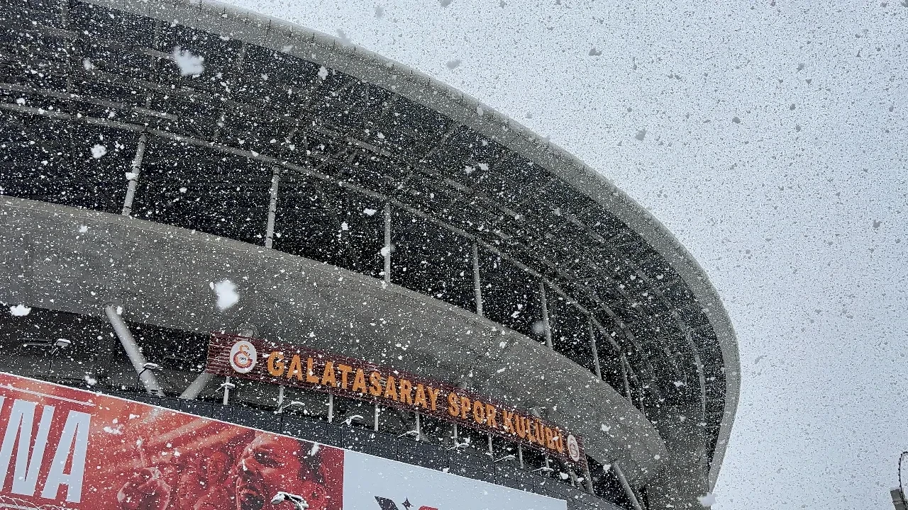 Galatasaray AZ Alkmaar maçı ertelenecek mi? Zemin karla kaplandı